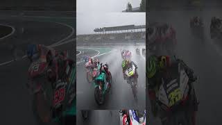 Valentino Rossi si scontra con Dovizioso motogprace [upl. by Enylodnewg56]