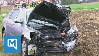 Landkreis Erding Stoppschild überfahren  Autos schleudern ins Feld [upl. by Feingold]