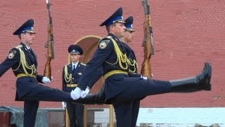 クレムリン 衛兵交代 Кремль Kremlin Changing the Guard ceremony [upl. by Honebein]