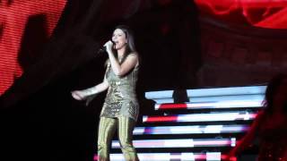 Laura Pausini  UnEmergenza Damore Live  Lyon Halle Tony Garnier 02052012 [upl. by Bobbi98]