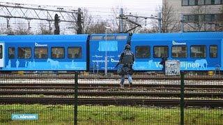 Zo valt arrestatieteam trein bij Zwolle binnen twee verdachten afgevoerd  RTL NIEUWS [upl. by Koralle43]