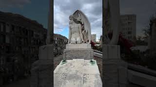 El peto de la mort  El beso de la muerte Escultura del cementerio de Poblenou Barcelona [upl. by Isma]