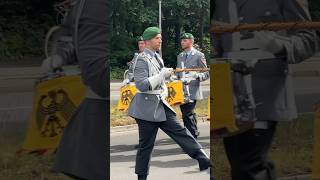 Stabsmusikkorps der Bundeswehr marschiert durch Berlin🦅🇩🇪 soldaten militär parade tradition [upl. by Burtis716]