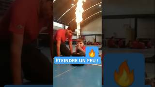 Voici comment éteindre un feu 🔥 shorts insolite [upl. by Ahsoyem]