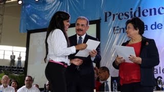 Presidente Medina anuncia ampliación programa de becas del Gobierno [upl. by Garrot459]