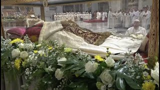 El Papa Francisco rezando frente al ataúd del cuerpo embalsamado del Papa San Juan XXIII [upl. by Yenalem]