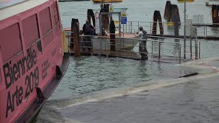 Acqua alta a Venezia in arrivo una nuova marea le sirene suonano ancora [upl. by Rosemaria]