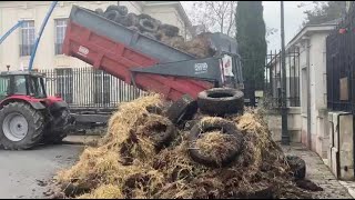 Châteauroux  les agriculteurs mécontents vident une remorque aux grilles de la préfecture [upl. by Mourant]