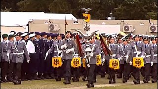 Regimentsgruß vor dem Reichstag Musikkorps der BundeswehrWachbataillon BMVg Feierliches Gelöbnis [upl. by Abernon845]