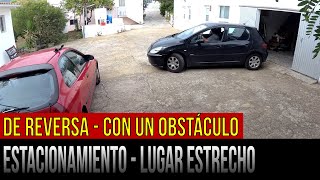 Estacionamiento en un lugar estrecho en marcha atrás  con un obstáculo [upl. by Zanze]