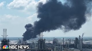 Louisiana petroleum refinery fire and chemical leak forces evacuations [upl. by Dode]