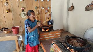 Rico Espinazo De Puerco En Salsa Verde Con Morisqueta  DOÑA LUPITA [upl. by Yelnikcm646]