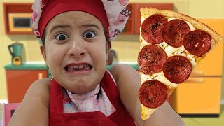 MARIA CLARA É COZINHEIRA POR UM DIA E FAZ PIZZA NA COZINHA DE BRINQUEDO🍕 Pretend Play pizza [upl. by Pepita]