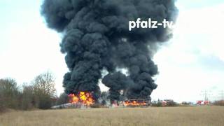 Inferno auf der Autobahn A 61  ein Tanklastwagen explodiert dabei verbrennen zwei weitere LKW [upl. by Maroney956]