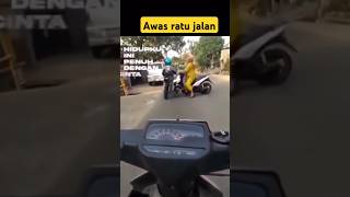 Tetap hati hati dijalan slurr ada emak emak sen kanan belok kiri humor lucu [upl. by Trinl456]