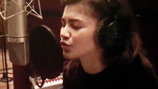 Zendaya FLAWLESSLY Sings Rewrite the Stars [upl. by Virgilio]