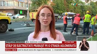 VIDEOFOTO Stâlp de electricitate prăbușit pe o stradă aglomerată din Chișinău [upl. by Rania]