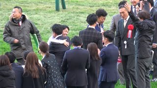 【ジャパンカップ2024】松島オーナーと抱き合って喜ぶ武豊騎手 ドウデュース 口取り【現地】 [upl. by Shela]