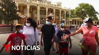 Visitantes de Disney podrán tomarse fotos sin mascarillas  Noticias Telemundo [upl. by Yelak320]