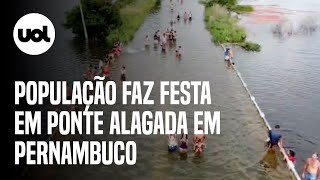 População faz a festa com ponte alagada no semiárido de PE veja vídeo [upl. by Papagena]