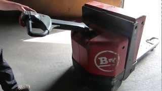 Transpalette électrique BT LWE 200 Electric Lightweight Pallet Truck [upl. by Noremmac]