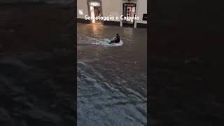 Catania Salva dalla furia dell’acqua un uomo in via Etnea “Lezione di solidarietà” [upl. by Ynnod748]