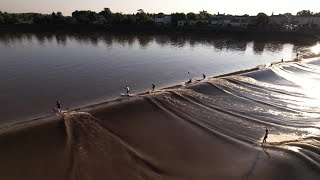 Surfeurs et autres sportifs défient la vague du Mascaret à Vayres [upl. by Gnoh765]