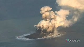 Impactantes imágenes de una erupción que crea una nueva isla en el Japón  Noticiero Univisión [upl. by Sulecram]