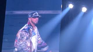 Anuel AA llega de sorpresa al concierto de Karol G [upl. by Eltotsira]