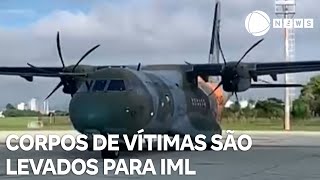 Corpos de vítimas de helicóptero são levados para exames necroscópicos [upl. by Etnaihc]