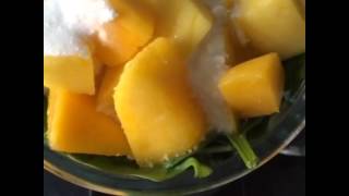 Spinazie banaan mango kokosmelk smoothie [upl. by Bore319]