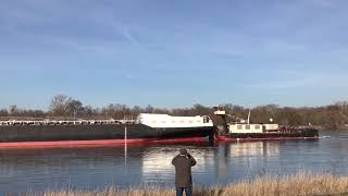 900TonnenTankschiff aus Tschechien passiert Elbe in SachsenAnhalt [upl. by Benny]