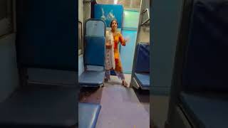 Kamariya dole dolebhojpuriin trainPratibha Ray Official [upl. by Enerod]