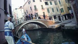 VENEZIAVOGA VENETAIN GONDOLA SUL CANAL GRANDE DI RIALTO MERCATO TRA GONDOLE E VAPORETTI71023ak [upl. by Eedyah]