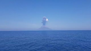 Nuova eruzione Stromboli la colonna di fumo ripresa dalla barca [upl. by Eenattirb]