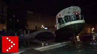 Venezia acqua alta 12 novembre 2019 vaporetto scaraventato a riva danni impressionanti [upl. by Amyaj]