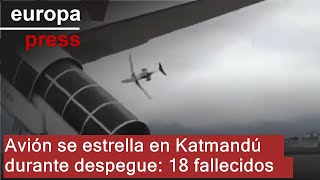 Mueren 18 personas tras estrellarse un avión durante su despegue en el aeropuerto de Katmandú [upl. by Orin]