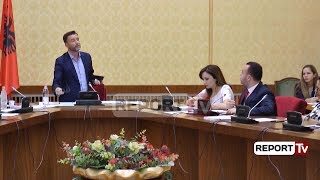 Report Tv  Braçe tensionohet me deputetët e opozitës mbyll mbledhjen dhe i lë pa debatuar [upl. by Annahael]