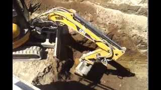 Miniescavatore cat 303cr al lavoro [upl. by Senhauser]