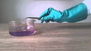 Chemie Experiment 22  Natrium und Wasser 2 mit Phenolphtalein [upl. by Seabrook]