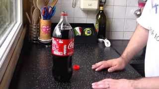 Astuce pour ouvrir une bouteille de soda secouée rapide et facile [upl. by Nelleyram]