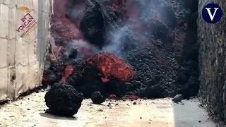 Una colada de siete metros avanza entre plataneras en La Palma [upl. by Llen919]