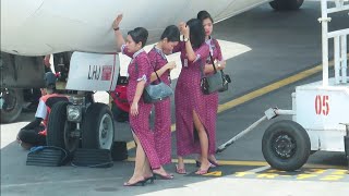 Pramugari Lion Air berteduh di Bawa Pesawat Menunggu Penumpang Turun di Bandara Ngurah Rai Bali [upl. by Ellekcim]