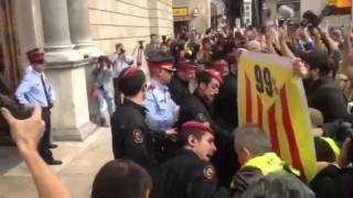 Forcejeo entre Mossos y iaioflautas [upl. by Oicneconi]