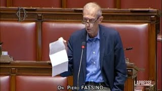 Fassino mostra in Aula il cedolino della sua indennità da parlamentare «Non è uno stipendio [upl. by Jefferey]