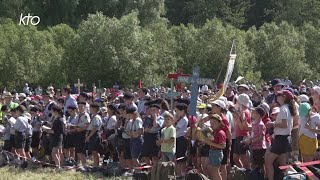 NotreDame de Chrétienté  16 000 pèlerins vers Chartres [upl. by Zebada]