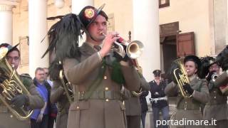 Un due tre arrivano i bersaglie La fanfara dei bersaglieri in piazza Salandra a Nardò LE [upl. by Gneh]