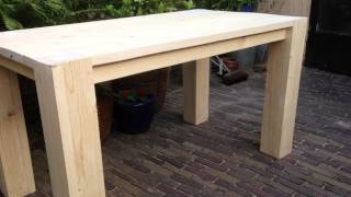 Eettafel van nieuw steigerhout met poten door het tafelblad [upl. by Anchie]