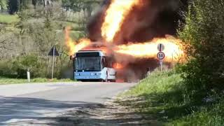 Incredibile a Perugia autobus prende fuoco il video fa impressione [upl. by Glynas]