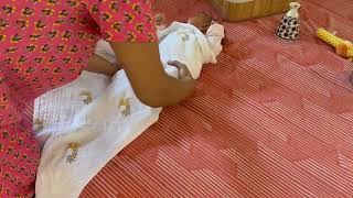 नवजात शिशु को कपड़े मे कैसे लपेटते हैं देखिये  How to swaddle Newborn baby [upl. by Hayyikaz692]